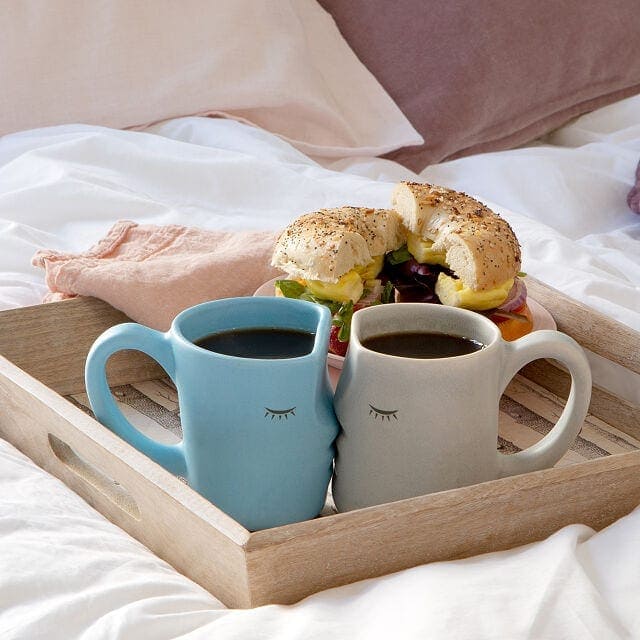 The kissing mugs