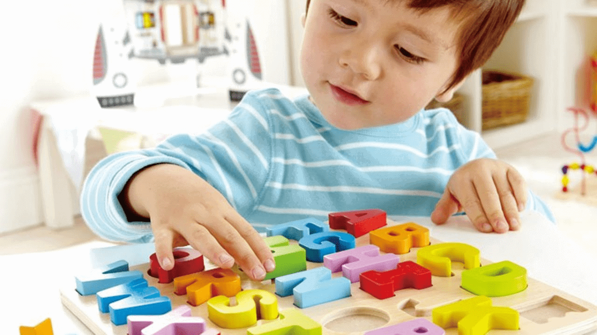 kid playing with Bpa-free toys 