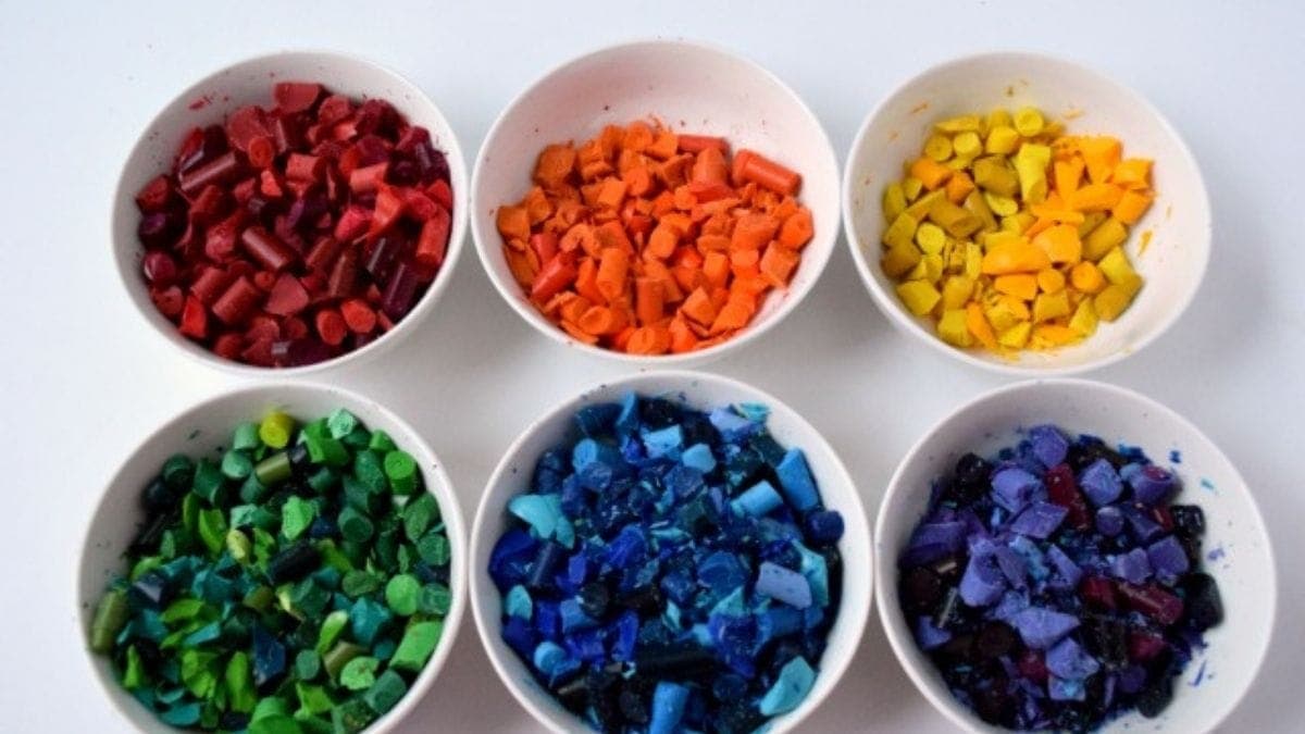 Six different crayon colors are kept on bowl. 