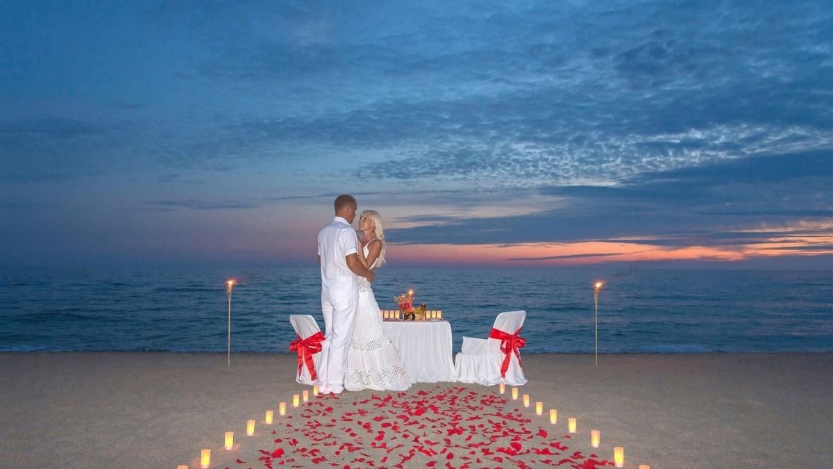 A proposal at the beach shown as one of the best proposal ideas