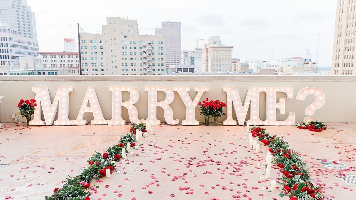 A proposal at a rooftop shown as one of the best proposal ideas