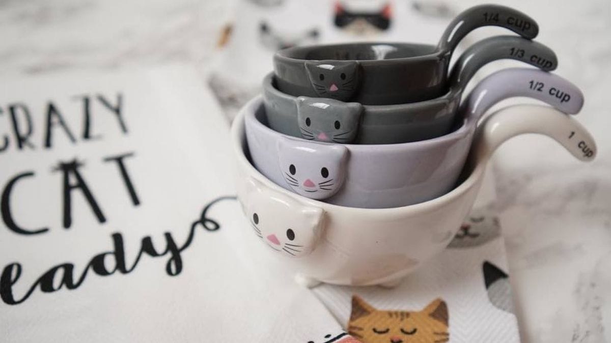 Cat themed measuring cups that can be given as birthday gifts for cat lovers