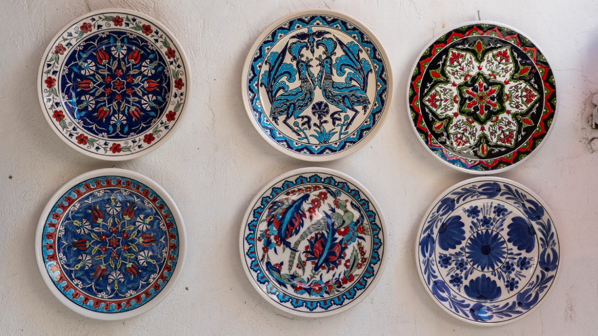 Customized ceramic plates in different colors and patterns.