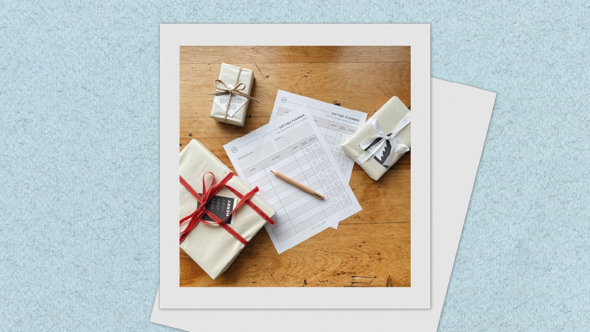 Planner is one of the thoughtful gifts for anniversary