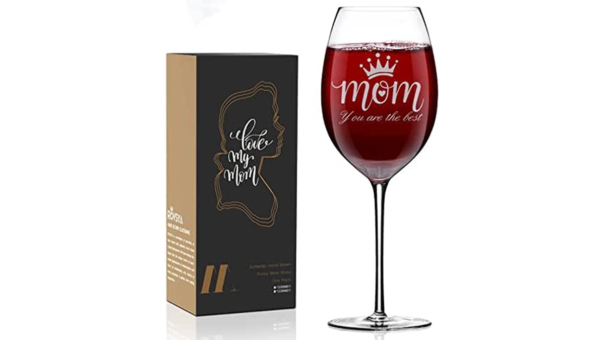 A customized wine glass as a gift for your mother. 