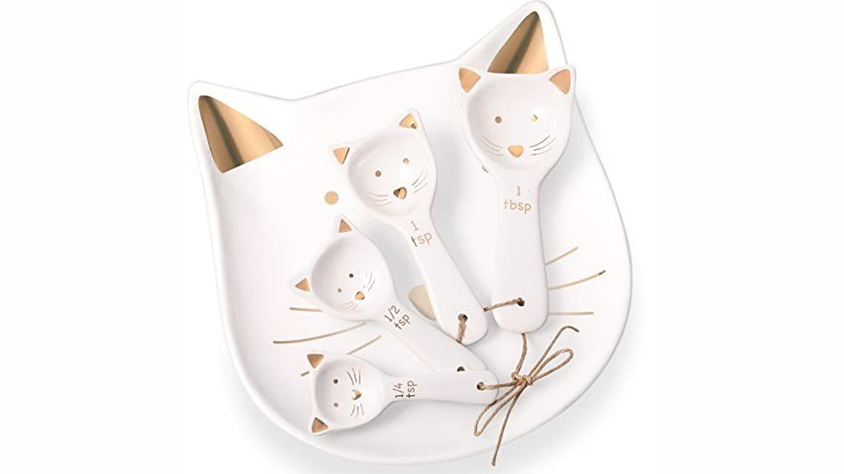 White colored cat spoons with a cat shaped plate in a white background. 