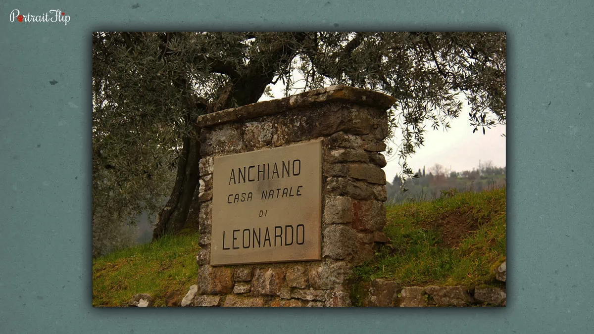 A sign that depicts Leonardo da Vinci's hometown.