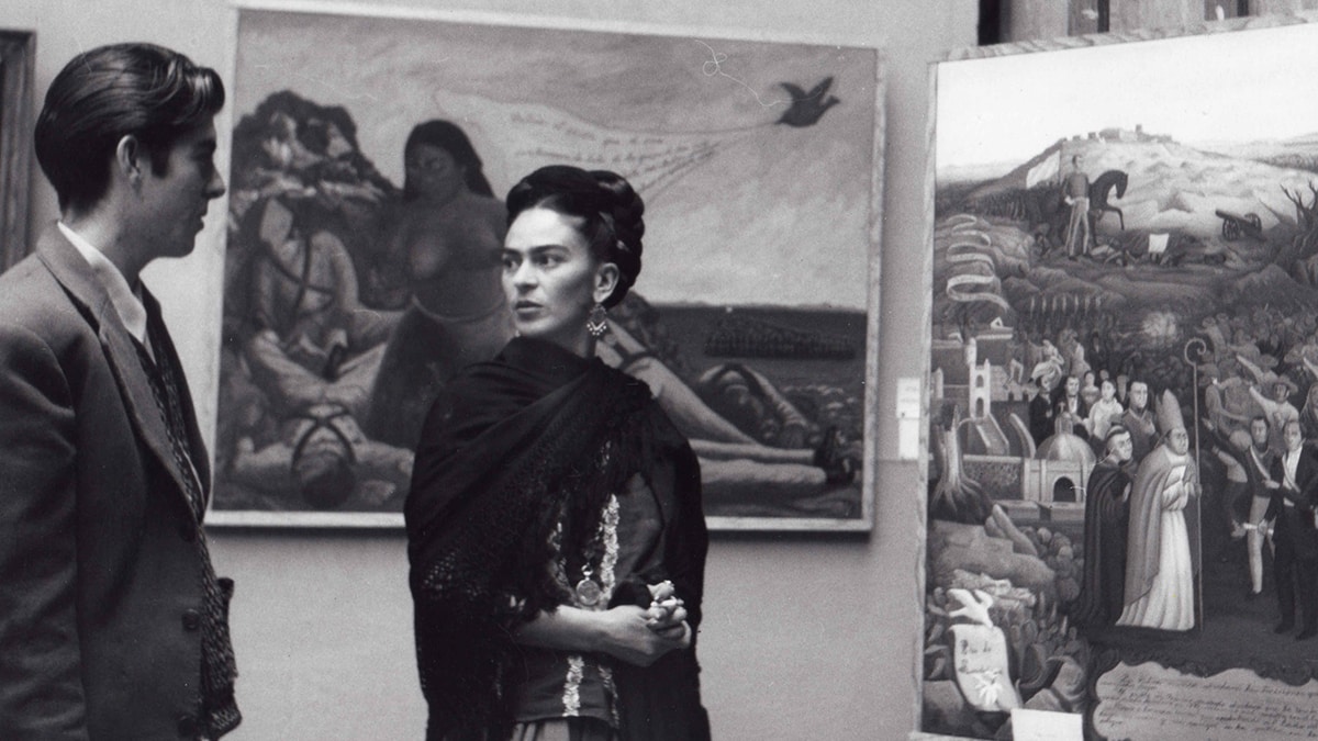 Frida Kahlo in an art gallery 