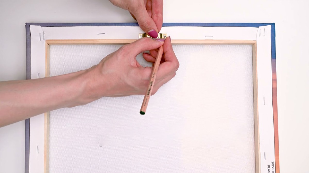 how to hang a canvas with a sawtooth