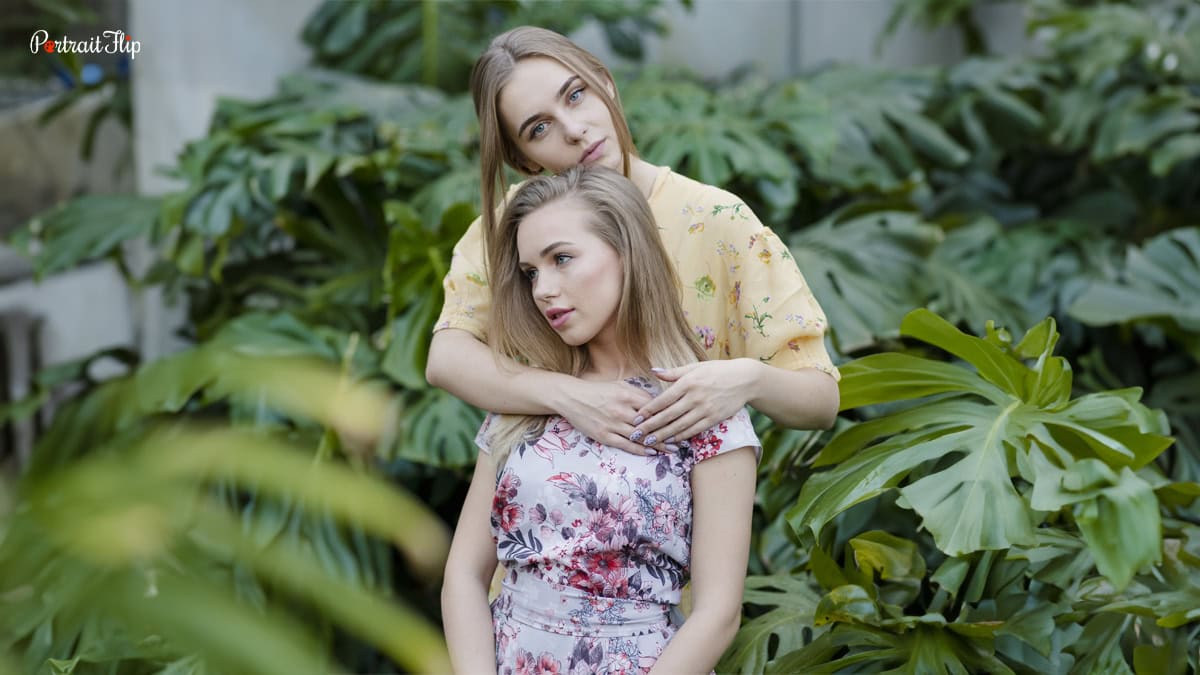 back hugs as a photo idea with your best friend