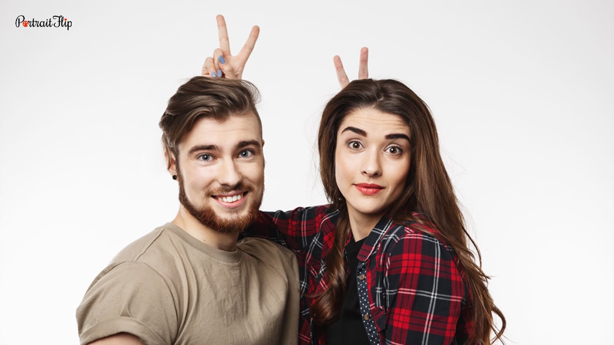 Bunny ears as a photo idea with your best friend