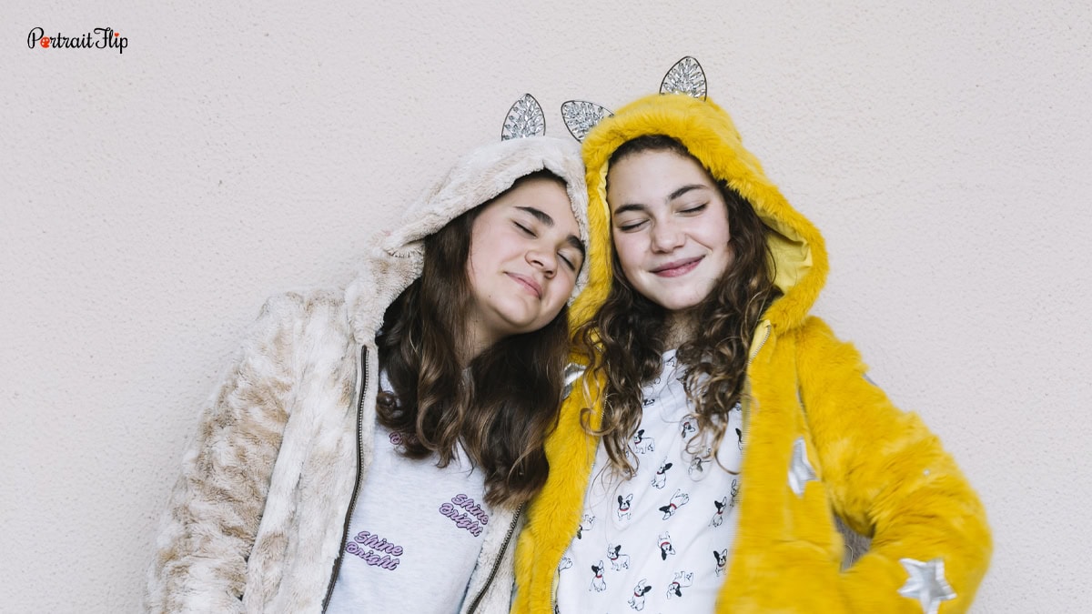 comfy bear hugs as a photo idea with your best friend