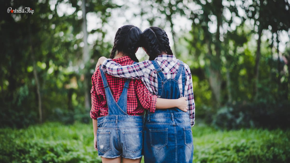 photos from back as a photo idea with your best friend