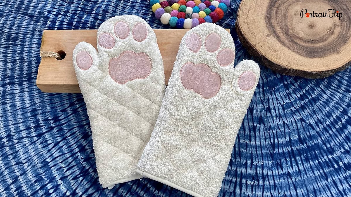 Paw Prints Oven Mits